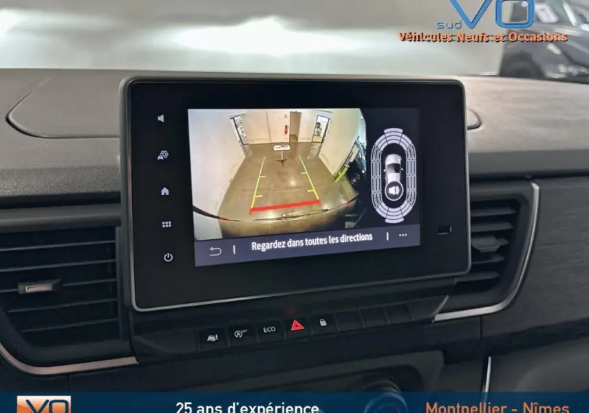 Écran central du Renault Trafic Fourgon gris 2025 montrant la caméra de recul avec aides au stationnement visibles.