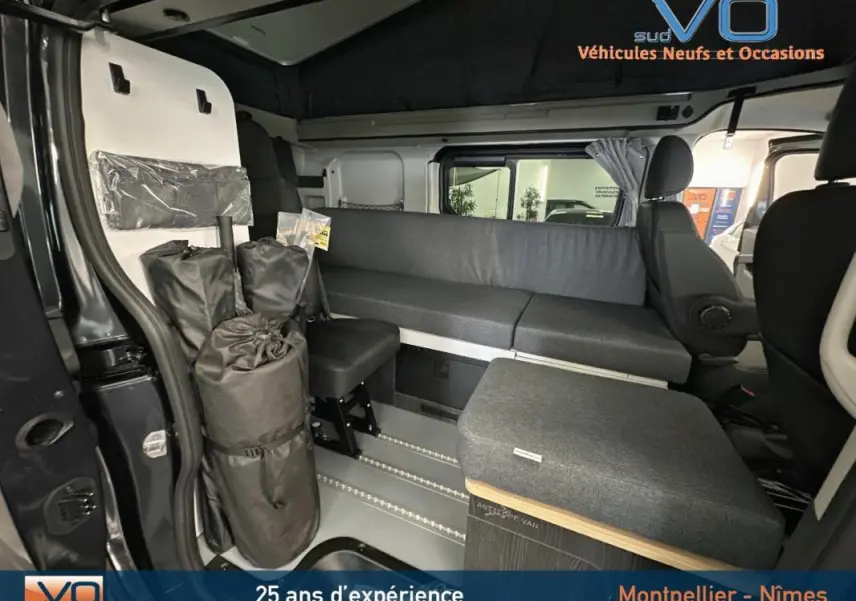 Intérieur du Renault Trafic Fourgon gris 2025 vu côté gauche, montrant banquette et aménagement Antilopevan Flex Plus.