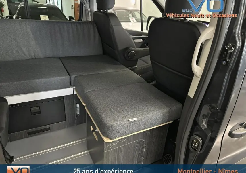 Vue intérieure côté droit du Renault Trafic Fourgon gris 2025 aménagé avec banquette et rangements Antilopevan Flex Plus.