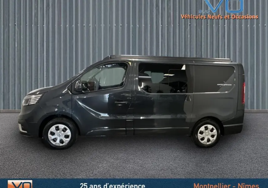 Profil côté gauche du Renault Trafic Fourgon gris 2025 avec vitres surteintées et logo Antilopevan visible à l'arrière.