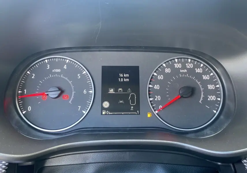 Vue rapprochée du tableau de bord noir de la Dacia Sandero Stepway 2025 avec compte-tours et vitesse affichés.