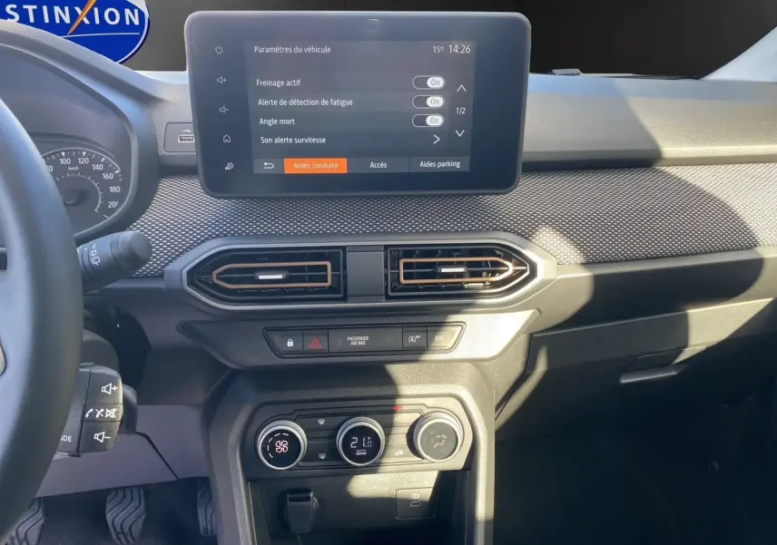 Tableau de bord noir de la Dacia Sandero Stepway 2025 avec écran tactile et commandes de climatisation automatique.