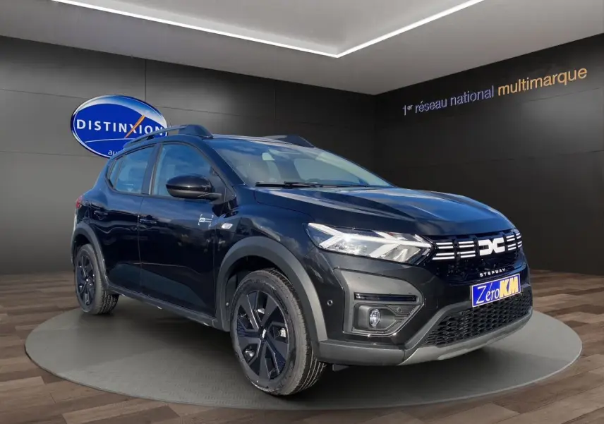 Vue 3/4 avant gauche d'une Dacia Sandero Stepway noire avec barres de toit et calandre distinctive LED.