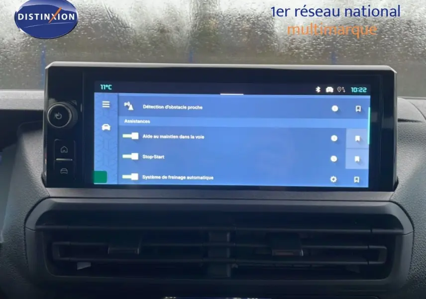 Écran tactile central affichant les aides à la conduite du Citroën Jumpy Cabine Approfondie gris titane, vue intérieure frontale.