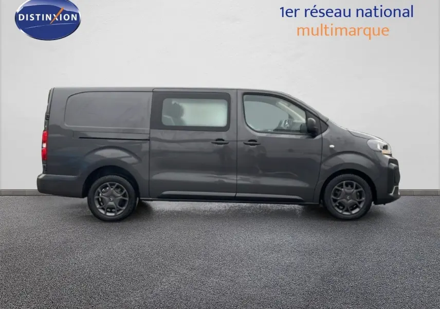 Vue latérale droite d'un Citroën Jumpy Cabine Approfondie gris titane métal, profil long avec fenêtres avant et arrière.