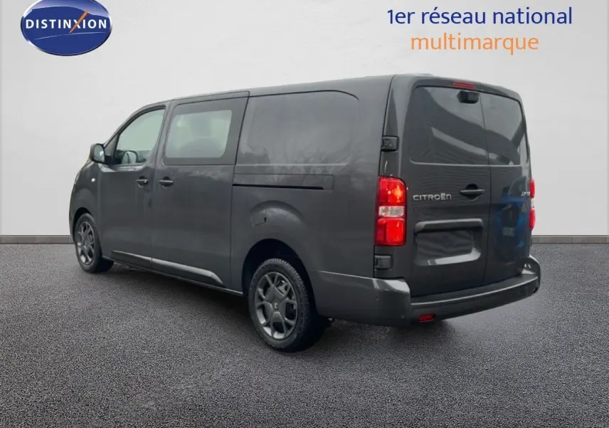 Vue 3/4 arrière droite d'un Citroën Jumpy Cabine Approfondie gris titane métal avec portes arrière fermées.