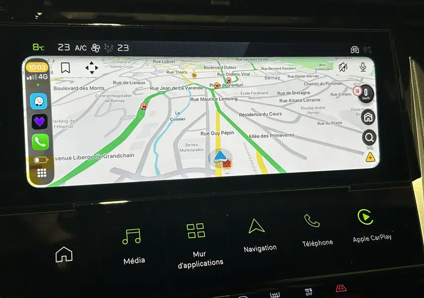 Écran tactile central du Peugeot 308 Hybrid 2026 affichant la navigation GPS avec interface Apple CarPlay.