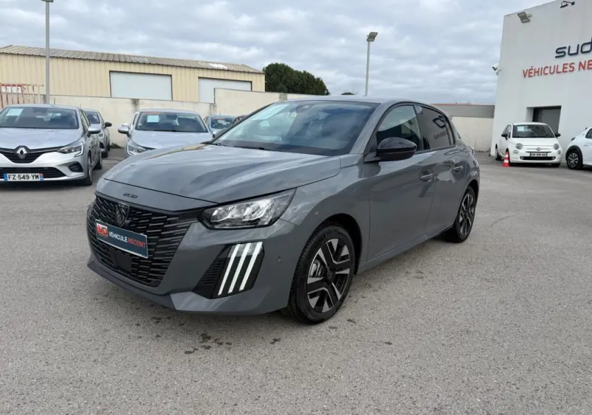 Peugeot 208 Hybrid gris en 3/4 avant droit, avec jantes alliage noires et phares à LED distinctifs.
