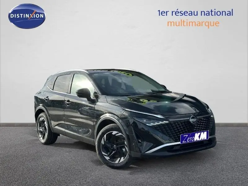 Nissan Qashqai Hybrid e-POWER 2025 en noir Kuro métallisé, vue 3/4 avant avec calandre et jantes distinctives.