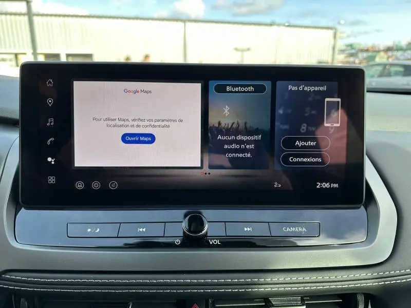 Écran tactile central du tableau de bord du Nissan Qashqai Hybrid e-POWER 2025 affichant Google Maps et options Bluetooth.