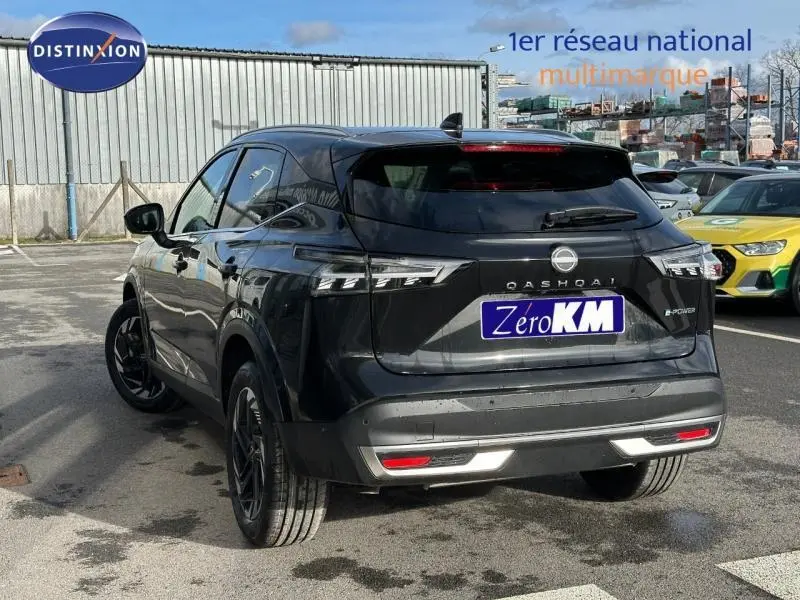 Vue 3/4 arrière droite du Nissan Qashqai Hybrid e-POWER 2025 en Noir Kuro Métallisé avec feux arrière LED distinctifs.