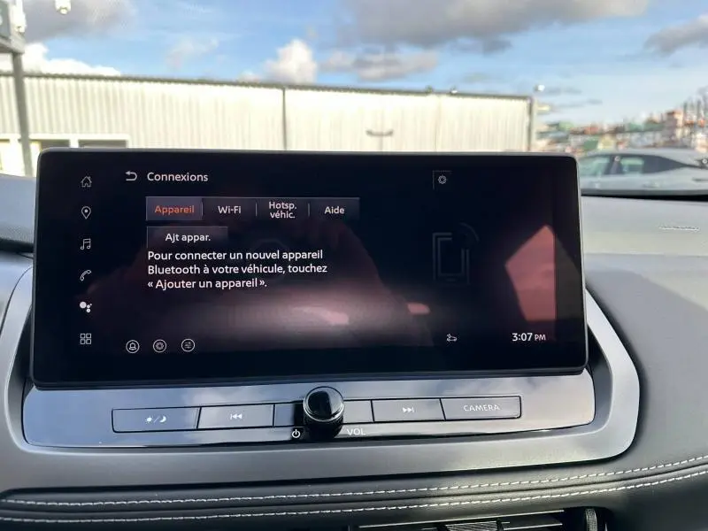 Écran tactile central du tableau de bord du Nissan Qashqai Hybrid e-POWER 2025 affichant le menu Connexions Bluetooth.