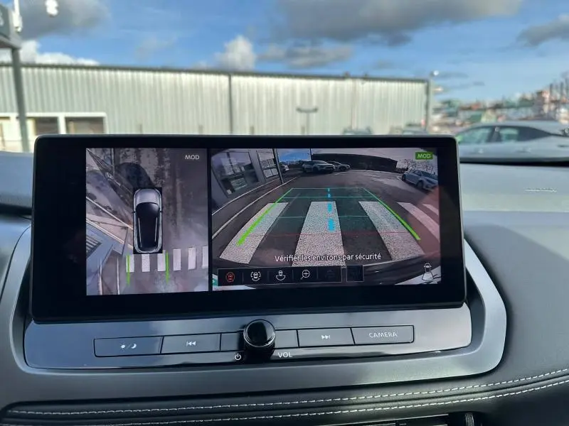 Écran intérieur du Nissan Qashqai Hybrid e-POWER 2025 montrant la caméra de recul et la vue 360° en stationnement.