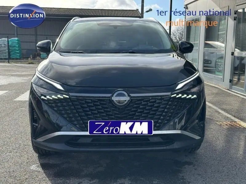 Vue frontale d'un Nissan Qashqai Hybrid e-POWER 2025 noir Kuro métallisé avec calandre et phares LED distinctifs.