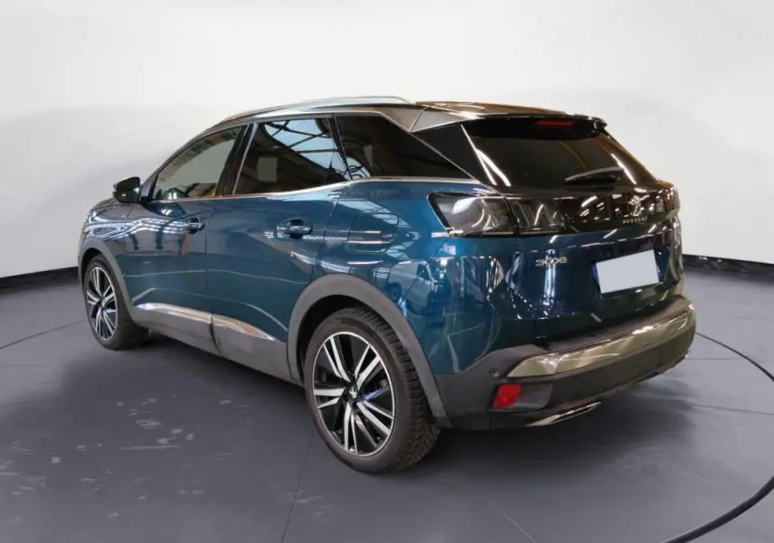 Peugeot 3008 Hybrid 225 e-EAT8 GT Pack bleu foncé, vue 3/4 arrière droit avec jantes alliage 19 pouces et barres de toit.
