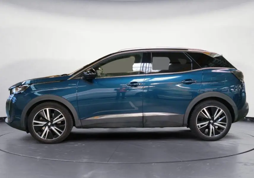 Peugeot 3008 Hybrid 225 e-EAT8 GT Pack bleu clair vue de profil côté gauche avec jantes alliage 19 pouces.
