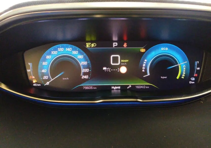 Vue rapprochée du cockpit numérique bleu clair du Peugeot 3008 Hybrid 225 e-EAT8 GT Pack affichant vitesse et charge hybride.