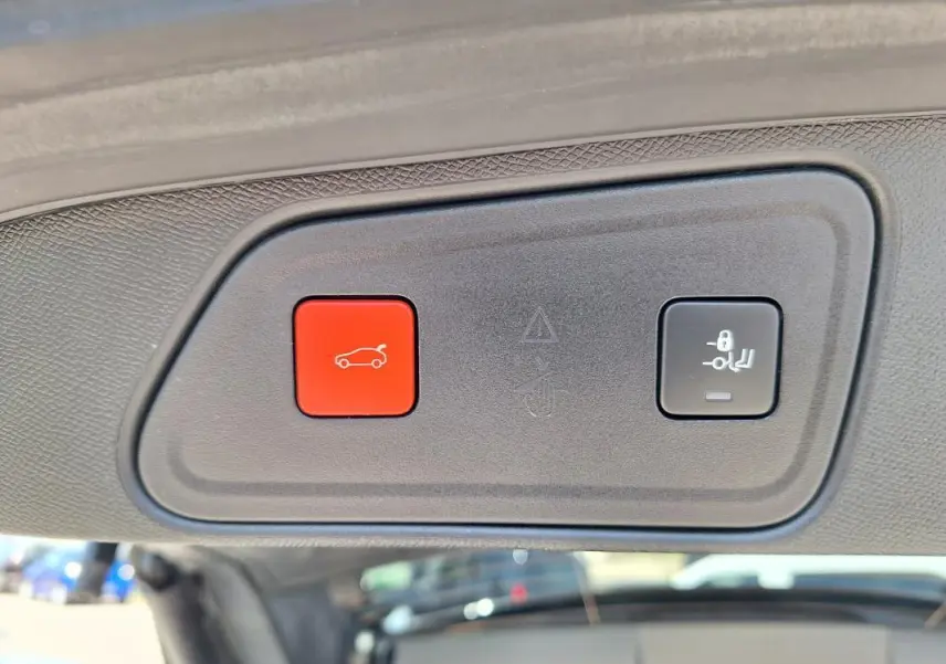 Gros plan sur les boutons de commande du hayon électrique d’un Peugeot 3008 Hybrid 225 e-EAT8 GT Pack bleu clair.