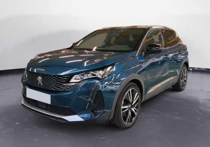 Peugeot 3008 Hybrid 225 e-EAT8 GT Pack bleu clair en 3/4 avant droit avec jantes alliage 19 pouces et barres de toit.