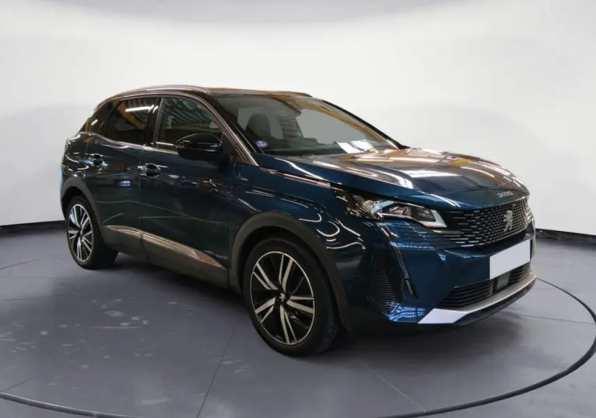 Peugeot 3008 Hybrid 225 e-EAT8 GT Pack bleu foncé, vue 3/4 avant droit avec jantes alliage et calandre distinctive.