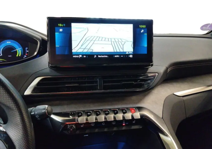 Vue intérieure du tableau de bord du Peugeot 3008 Hybrid 225 e-EAT8 GT Pack 2022, avec écran tactile central et commandes piano.