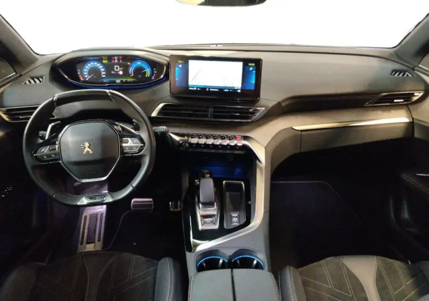 Vue intérieure frontale du Peugeot 3008 Hybrid 225 e-EAT8 GT Pack 2022, tableau de bord moderne avec écran tactile et volant cuir.