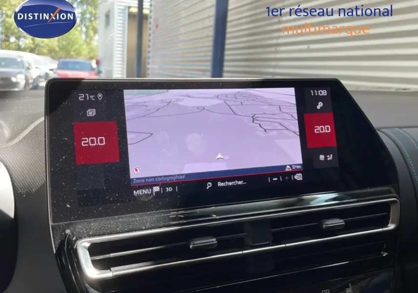 Vue intérieure centrée sur l’écran tactile du tableau de bord du Citroën C5 Aircross gris platinium, affichant la navigation.