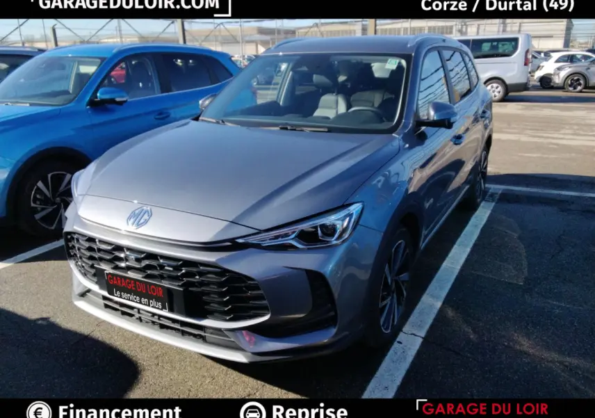 MG ZS 1.5L Hybrid+ Luxury gris clair, vue 3/4 avant droit, avec calandre noire et phares LED distinctifs.