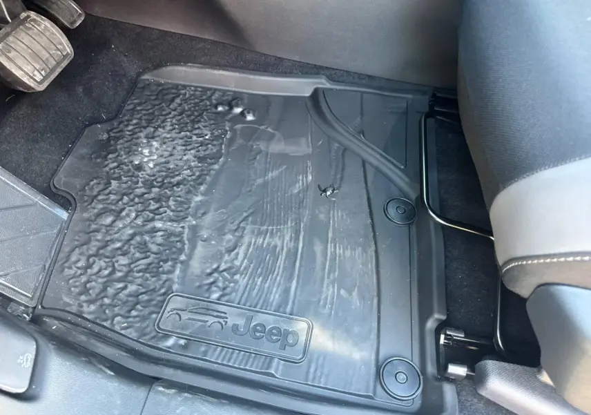 Gros plan sur le tapis de sol noir marqué Jeep, côté conducteur du Jeep Compass Yosemite 2026, intérieur avant.