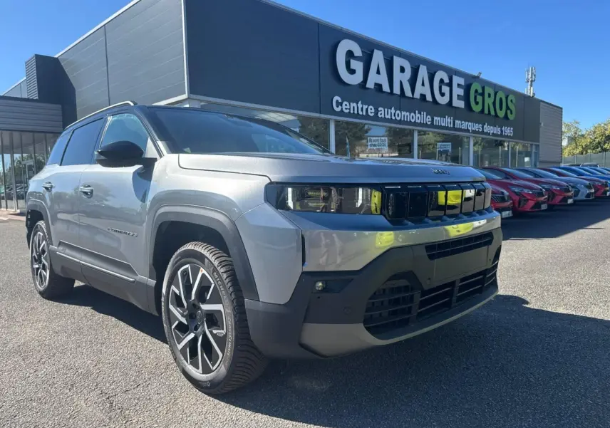 Jeep Compass 2026 Yosemite avec toit noir, vue 3/4 avant droit, garé devant un garage automobile.