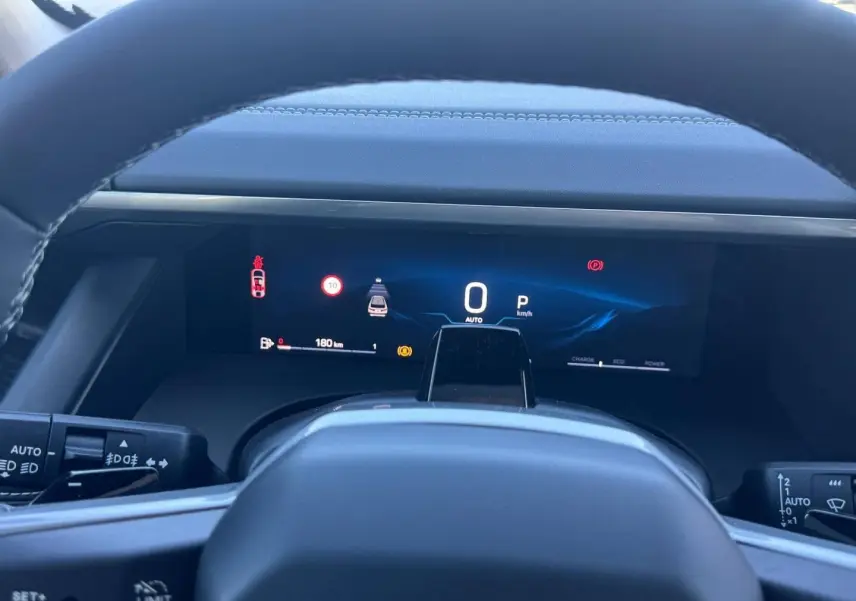 Vue depuis le poste de conduite du tableau de bord numérique du Jeep Compass 2026, affichage digital clair et moderne.