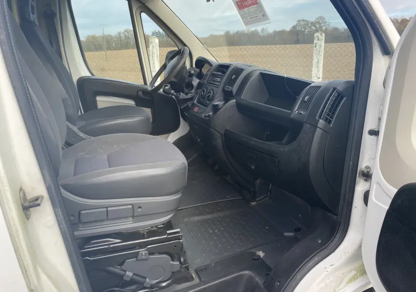 Intérieur côté conducteur du Citroën Jumper L3H2 blanc 2011, montrant les sièges et tableau de bord noir simple.