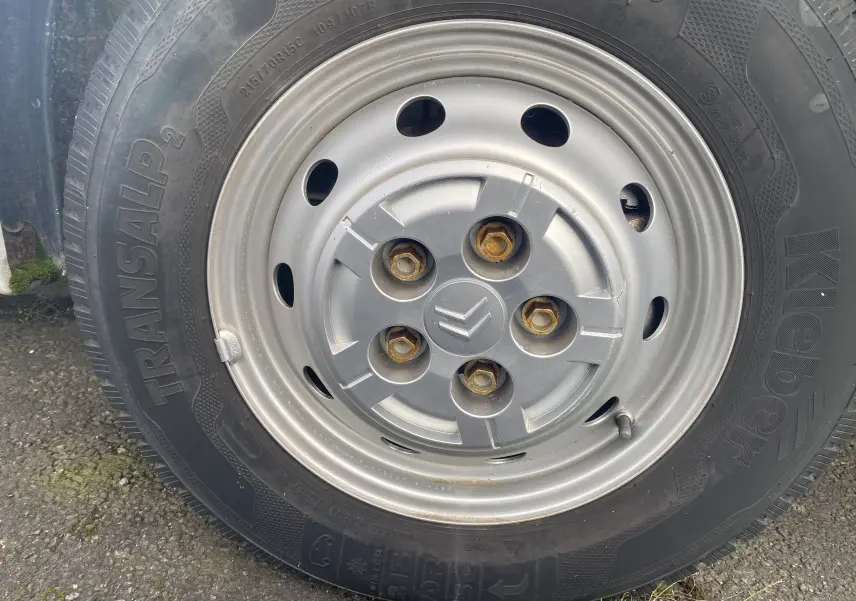 Gros plan sur la roue avant droite du Citroën Jumper blanc, pneu Kaber Transalp 215/70R16 visible.