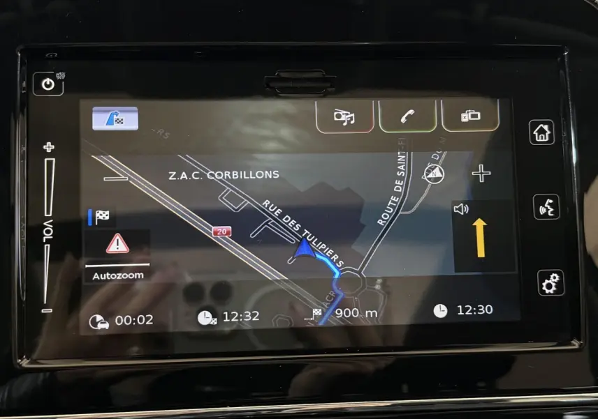 Écran tactile de navigation du Suzuki Vitara 1.5 Dualjet hybrid STYLE 2022, affichage clair avec carte et itinéraire visible.