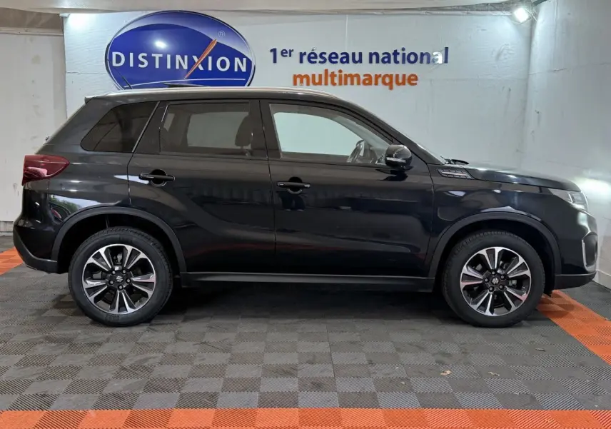 Profil droit d'un Suzuki Vitara noir 2022, version hybride STYLE AT, avec jantes alliage et toit ouvrant électrique.