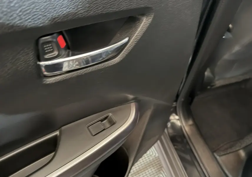 Poignée de porte intérieure côté gauche en plastique noir avec commande de vitre sur Suzuki Vitara 2022 noir.