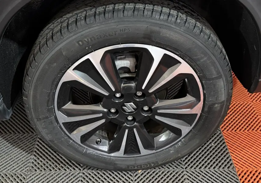 Gros plan sur la jante alliage noire et argentée du Suzuki Vitara 1.5 Dualjet hybrid STYLE 2022.