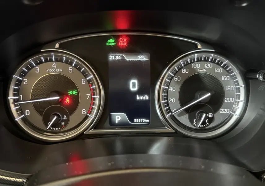 Gros plan sur le tableau de bord numérique du Suzuki Vitara noir 2022, affichant vitesse, compte-tours et jauge carburant.