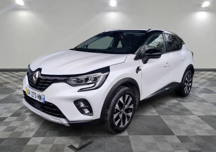 Renault Captur blanc vue 3/4 avant droit avec toit noir et jantes alliage 18 pouces Pasadena diamantées.