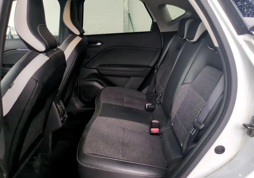 Vue intérieure côté droit de la banquette arrière noire et grise du Renault Captur blanc 2024 avec appuis-tête réglables.