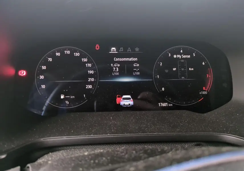 Tableau de bord numérique du Renault Captur blanc 2024, affichant consommation et mode de conduite My Sense.