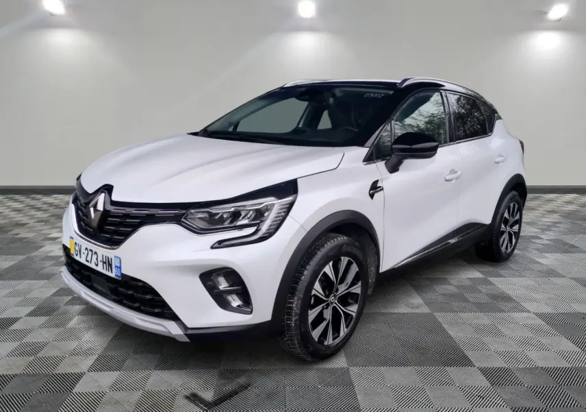 Renault Captur blanc en 3/4 avant droit avec toit noir et jantes alliage 18 pouces Pasadena diamantées.