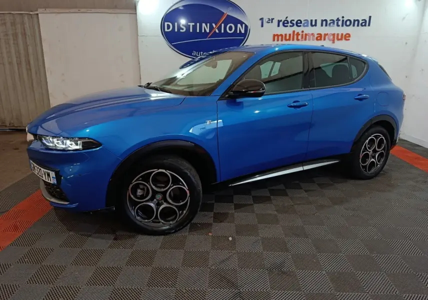 Vue de profil côté gauche d'un Alfa Romeo Tonale bleu 2023 avec jantes distinctives et rétroviseurs noirs.