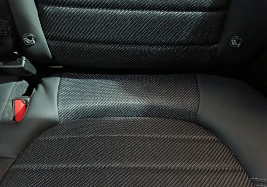 Gros plan sur la banquette arrière noire en tissu texturé de l'Alfa Romeo Tonale hybride rechargeable.