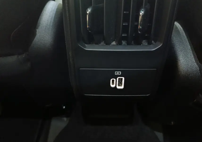 Prise USB-C et USB-A en bas de la console centrale arrière d’un Alfa Romeo Tonale bleu 2023.