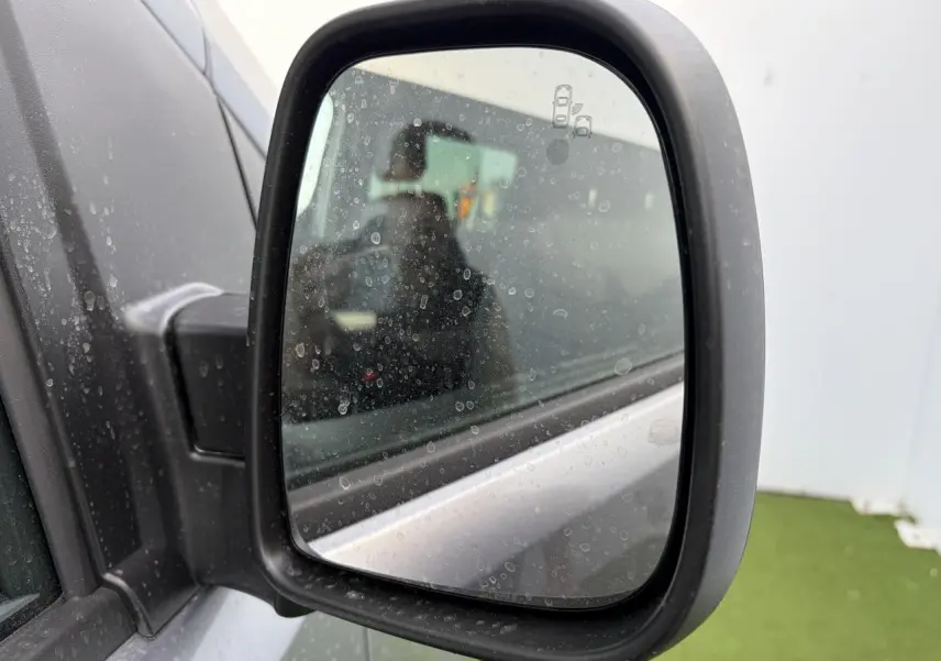 Rétroviseur extérieur droit gris acier du Citroën Jumpy 2026 avec capteur d'angle mort visible sur le miroir.