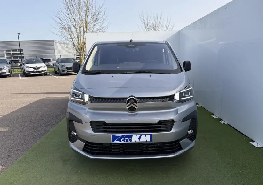 Vue de face du Citroën Jumpy gris acier métal avec phares LED et calandre noire distinctive.