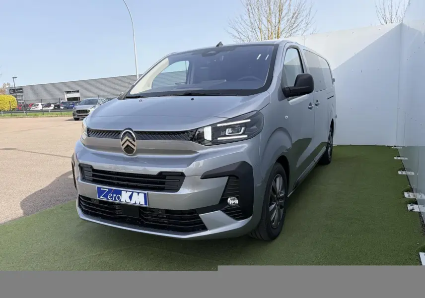 Vue 3/4 avant d'un Citroën Jumpy gris acier métal avec calandre noire et jantes alliage 17 pouces grises.