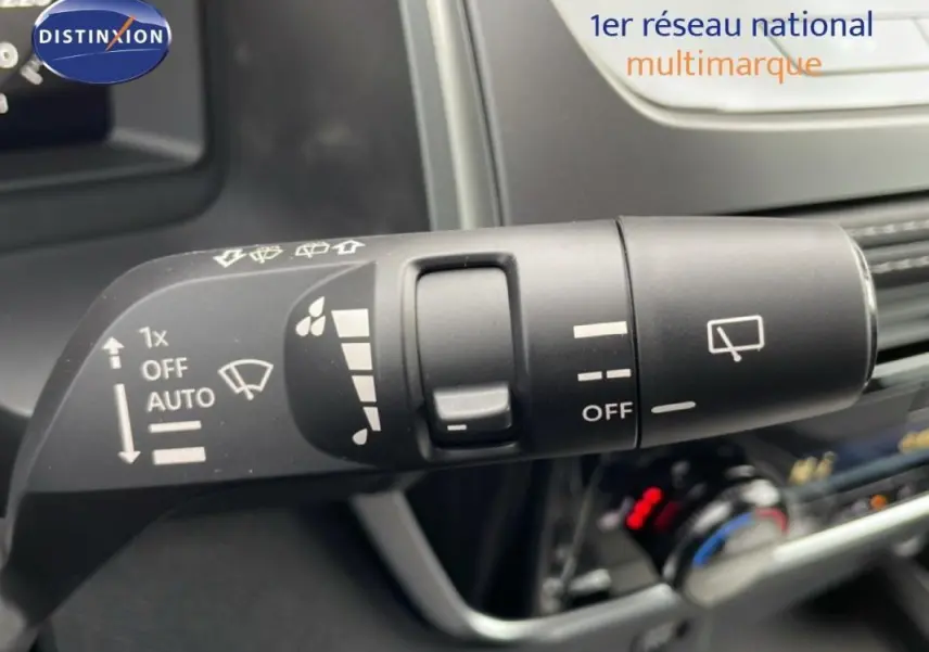 Gros plan sur la commande des essuie-glaces dans l'habitacle du Nissan Qashqai gris 2025.