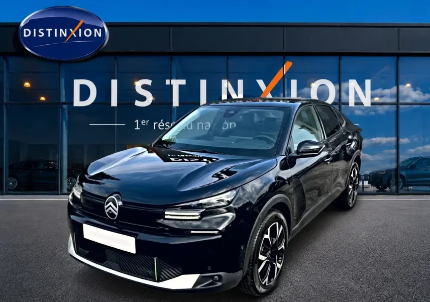 Citroën C4 X noir vue 3/4 avant droit, avec jantes alu et signature lumineuse LED distinctive.